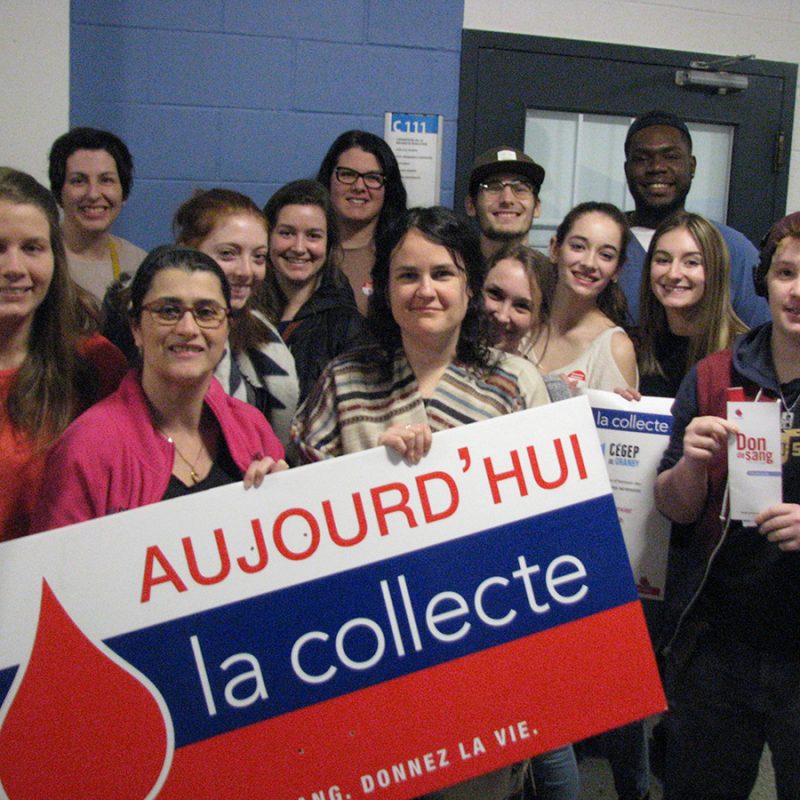 Groupe d'étudiants de Soins infirmiers avec une affiche d'Héma-Québec