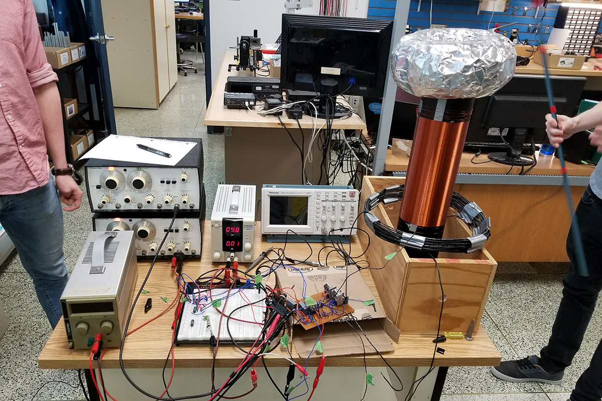 Divers instruments de mesure électroniques reposent sur une table lors d'une expérience dans un laboratoire de physique