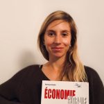 Véronique Gosselin tient son manuel Économie global dans ses mains