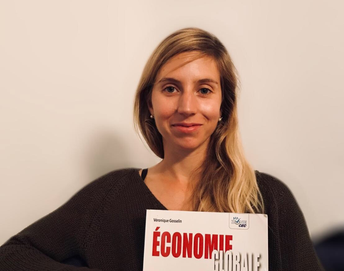 Véronique Gosselin tient son manuel Économie global dans ses mains
