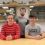 Trois étudiants de Sciences de la nature dans le laboratoire Fresnel