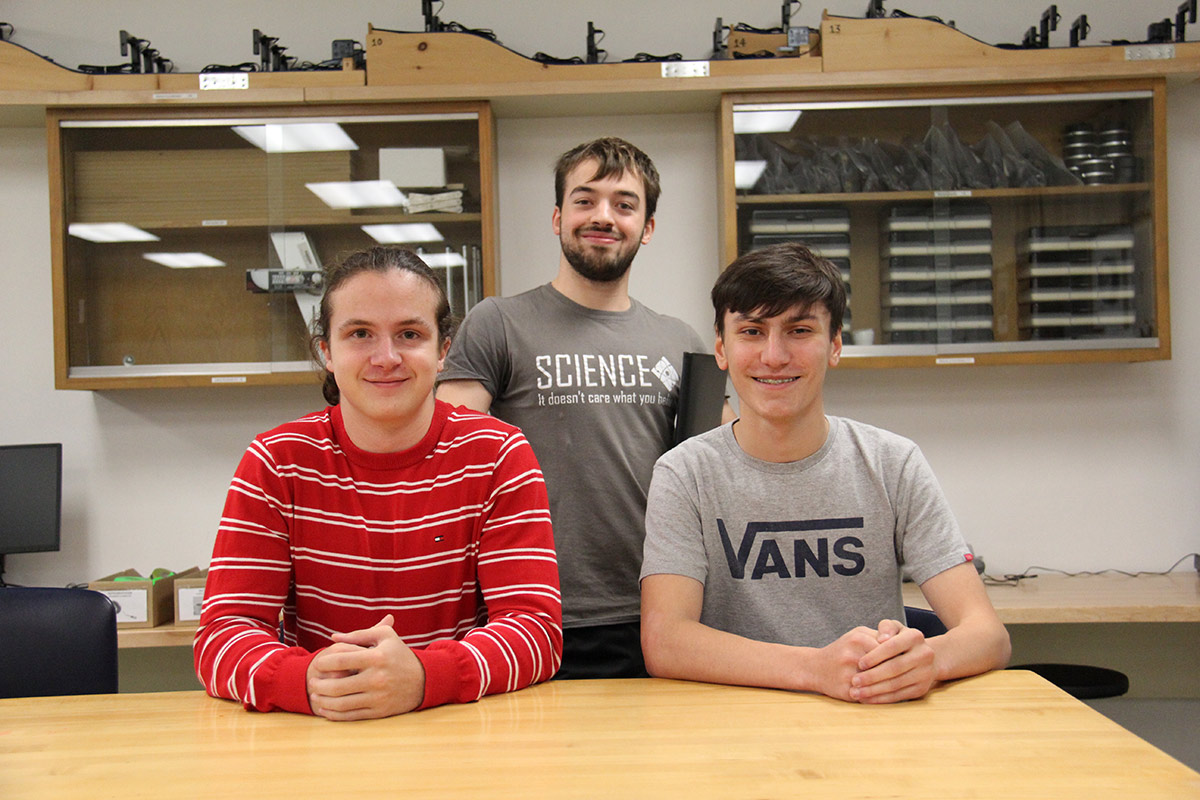 Trois étudiants de Sciences de la nature dans le laboratoire Fresnel