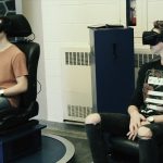 Deux étudiants munis de lunettes de réalité virtuelle