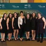 Six jeunes femmes du Club entrepreneur étudiant de tourisme et une enseignante