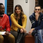 Trois jeunes issus de communautés ethniques différentes assis sur des pouffs dans la Zone de créativité