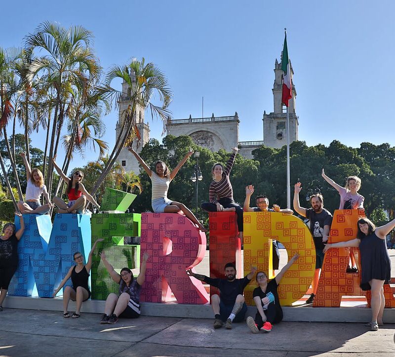 Groupe d'étudiants en Tourisme avec les lettres du nom Merida,