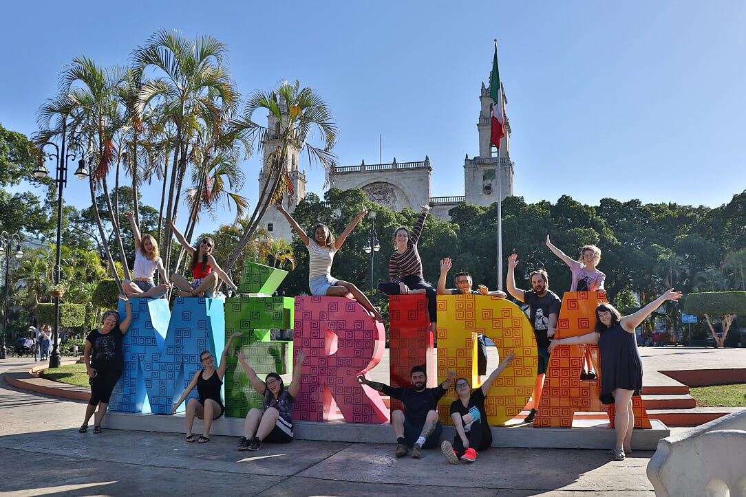 Groupe d'étudiants en Tourisme avec les lettres du nom Merida,