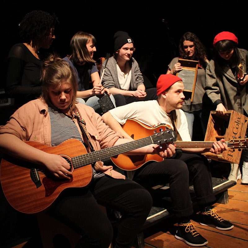 Des étudiants de l'École nationale de la chanson avec des instruments