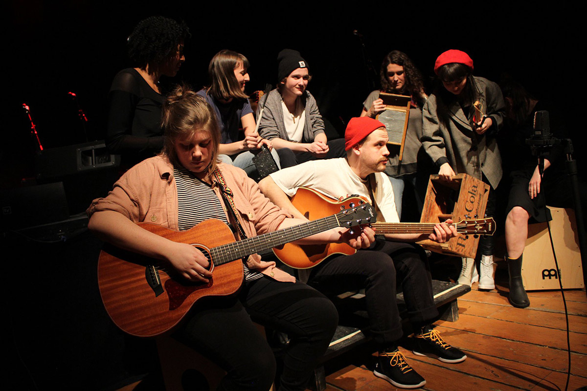 Des étudiants de l'École nationale de la chanson avec des instruments