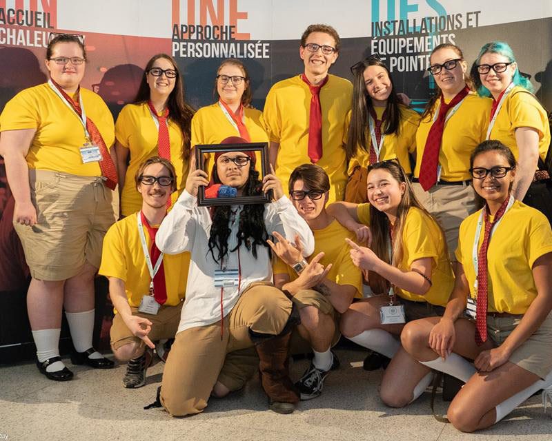 L'équipe représentant Granby au Jeux du tourisme 2019, les étudiants sont en uniforme jaune et beige