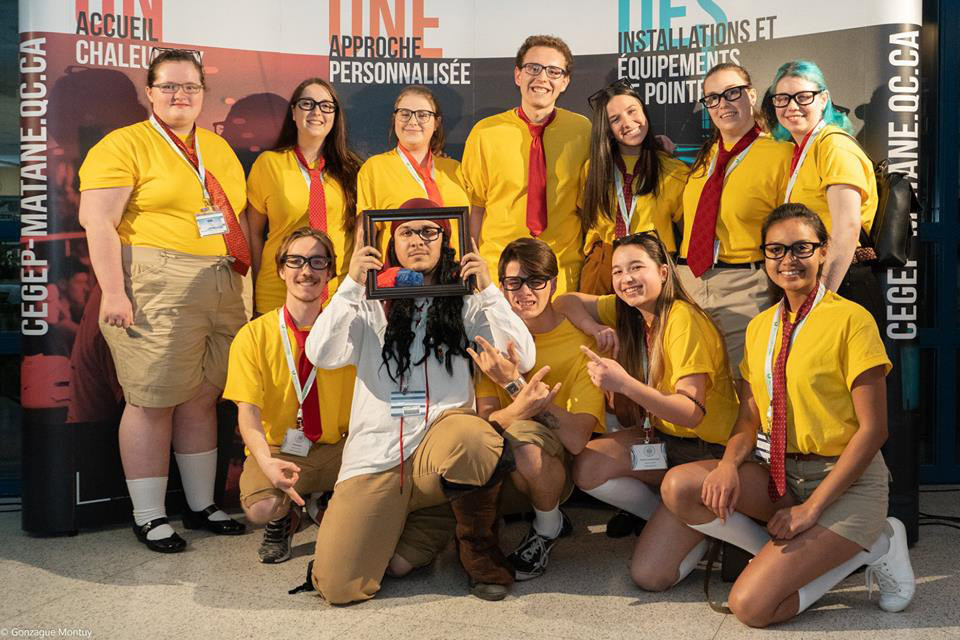 L'équipe représentant Granby au Jeux du tourisme 2019, les étudiants sont en uniforme jaune et beige