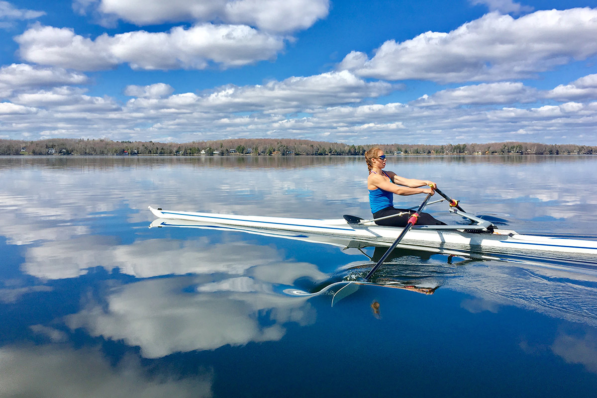 La rameuse Marilou Duvernay-Tardif s'entraîne à l'aviron sur un lac