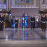 Six dignitaires en toge debout sur l'estrade pour la remise des diplômes au pavillon Notre-Dame