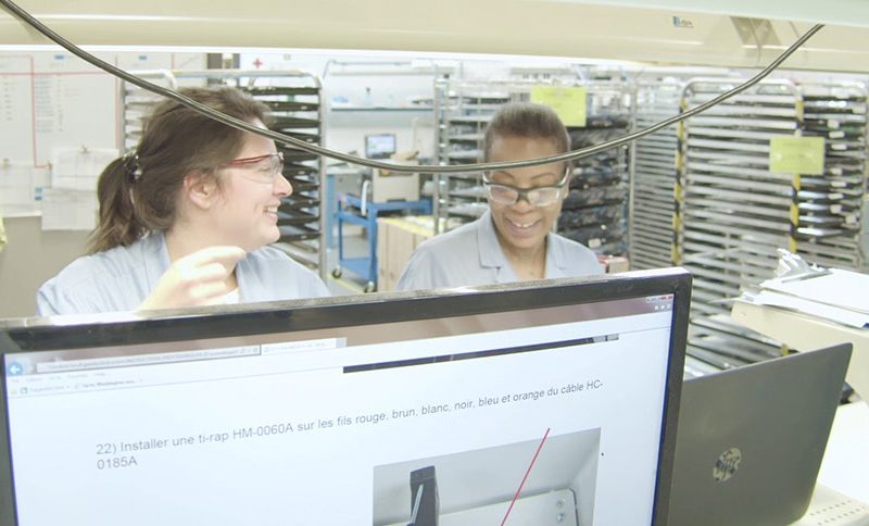 Deux étudiantes portant des verres de sécurité dans un laboratoire de génie industriel.