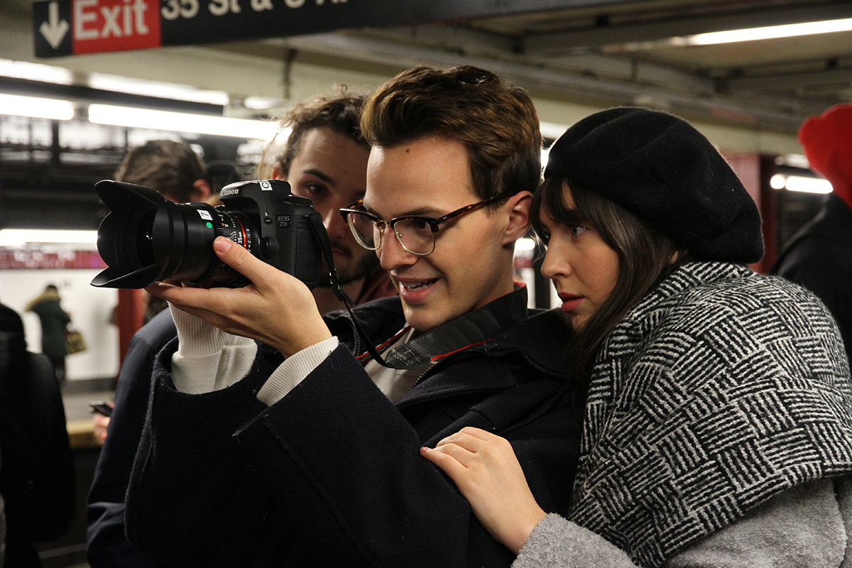 Prise de photo entre amis dans le metro