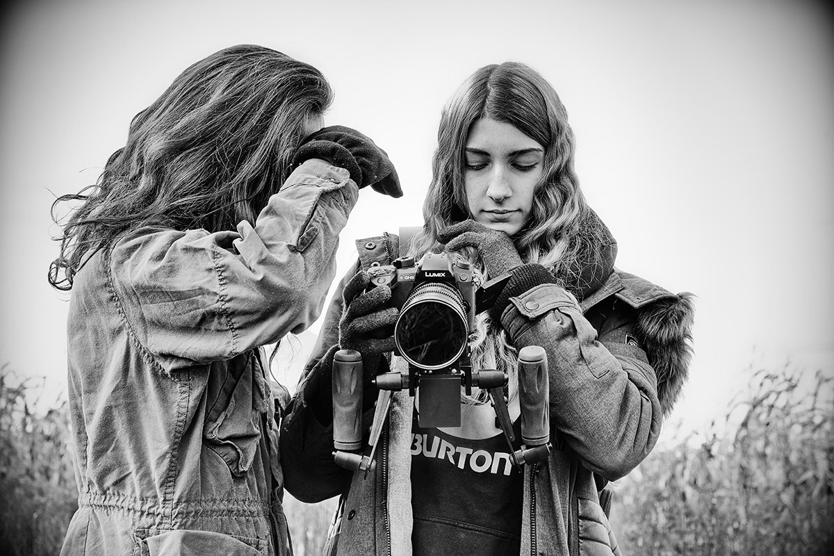 Photo noir et blanc de deux filles qui regardent dans une caméra