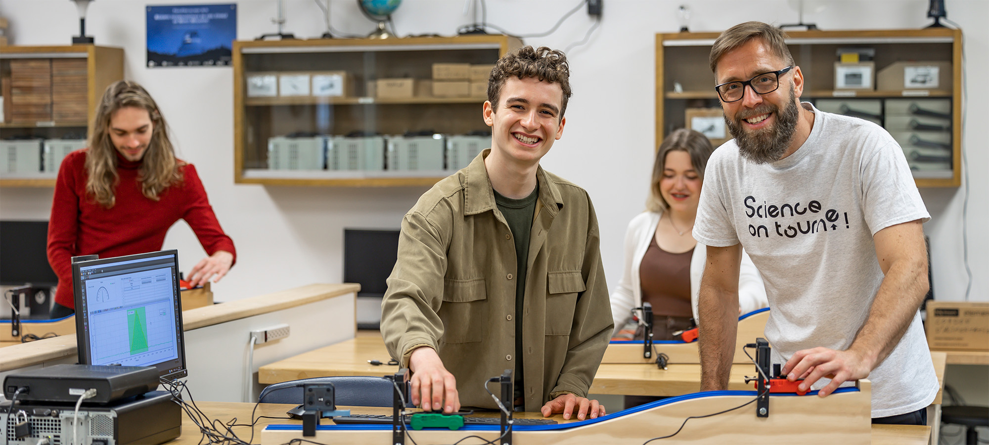 Trois personnes dans un laboratoire de physique