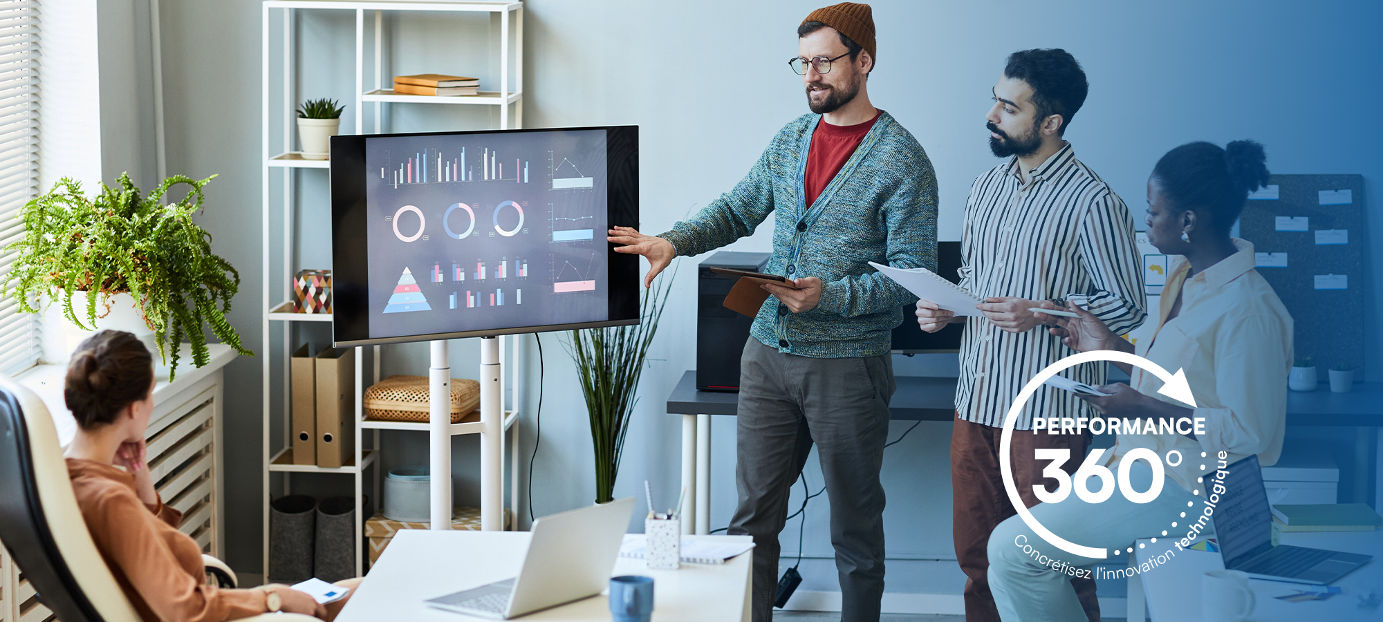 Trois personnes à côté d'une écran présentent des graphiques à une personne assise + logo Performance 360 - Concrétisez l'innovation technologique