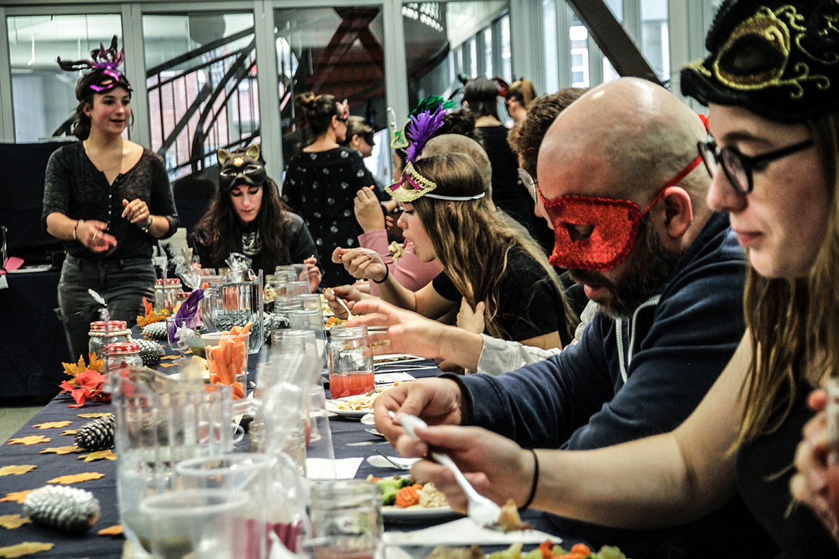 Photos de personnes déguisées qui dégustent des aliments québécois à une table