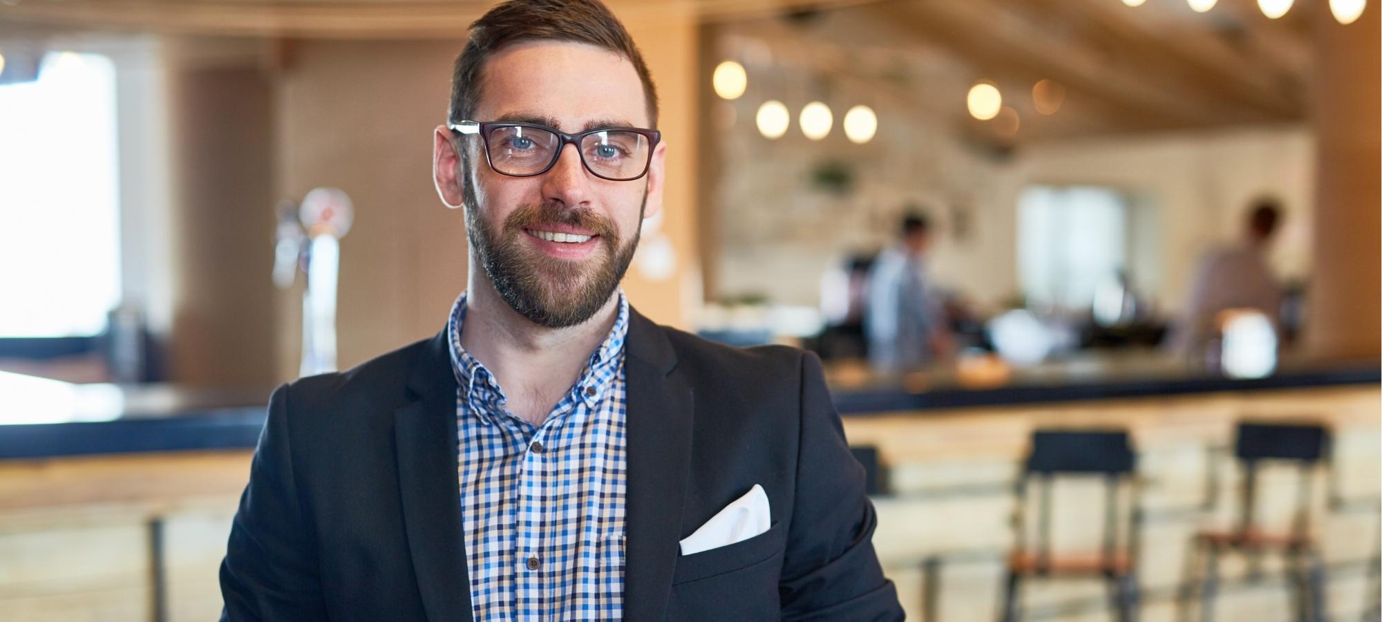 Un homme en veston dans un restaurant