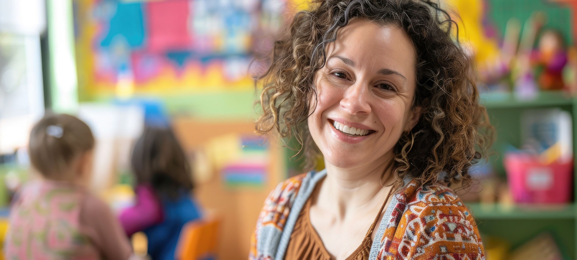 Gros plan sur une femme souriante en avant-plan dans une garderie