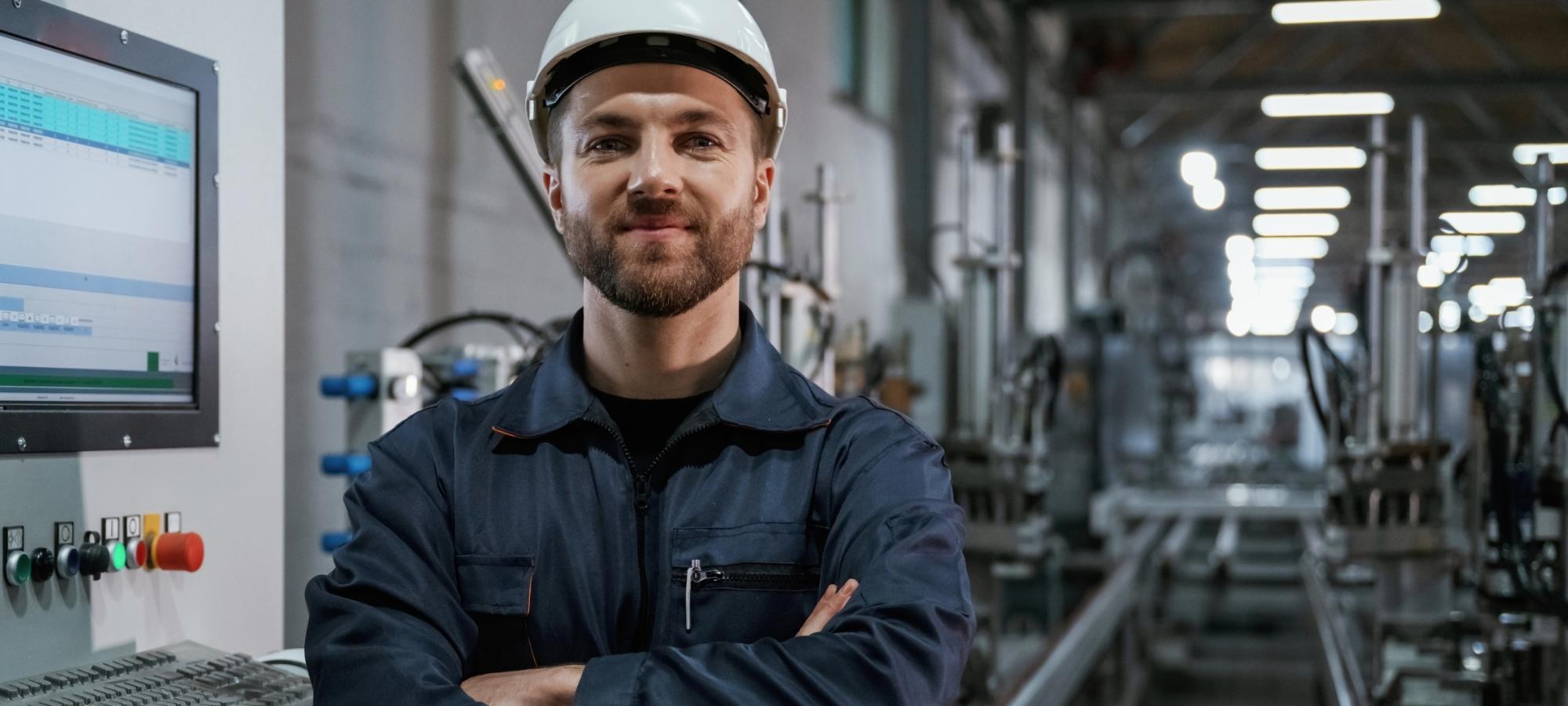 Un homme avec un casque blanc dans une usine