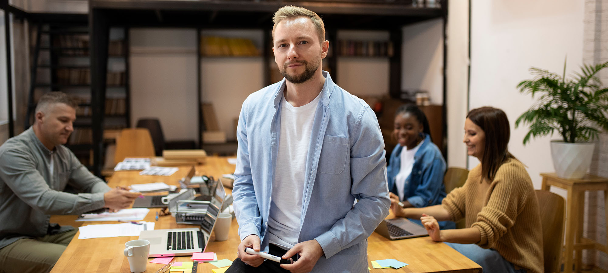 Un homme debout dans une salle de réunion
