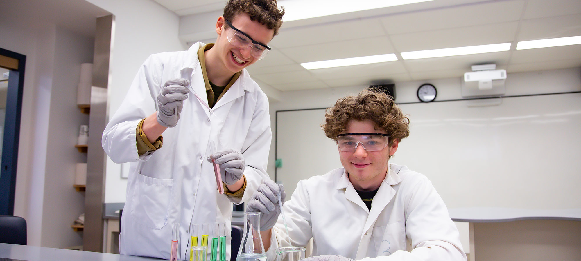 Deux étudiants avec équipement de protection en expérience de chimie