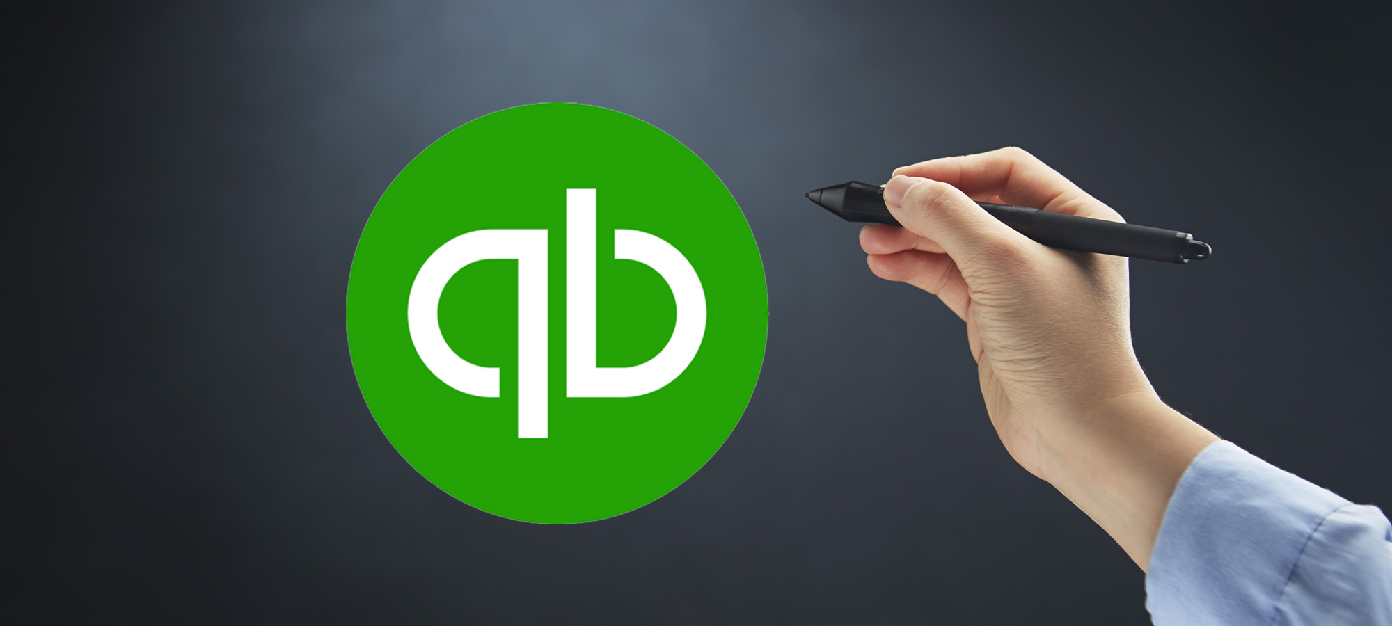 Logo QuickBooks avec une main qui tient un stylet