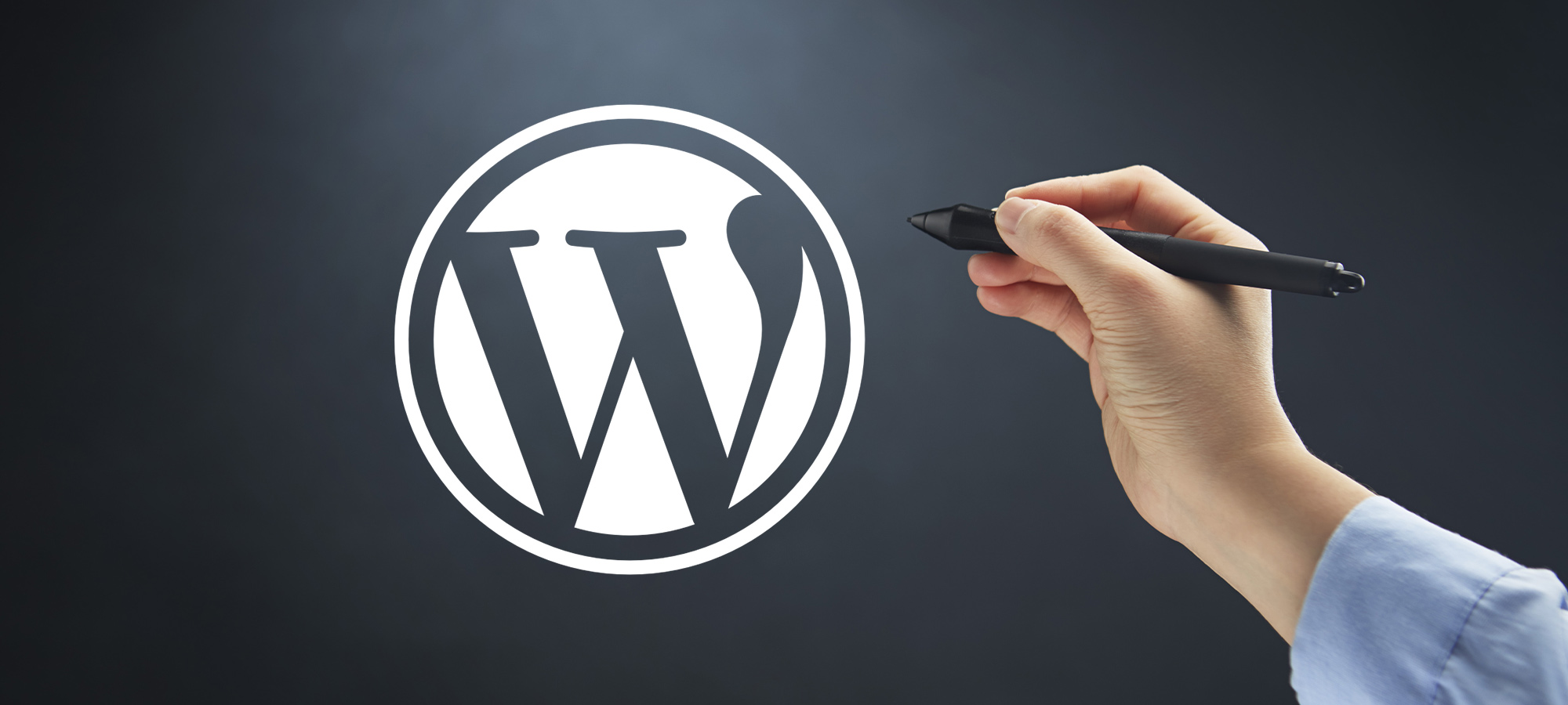 Logo WordPress avec une main qui tient un stylet