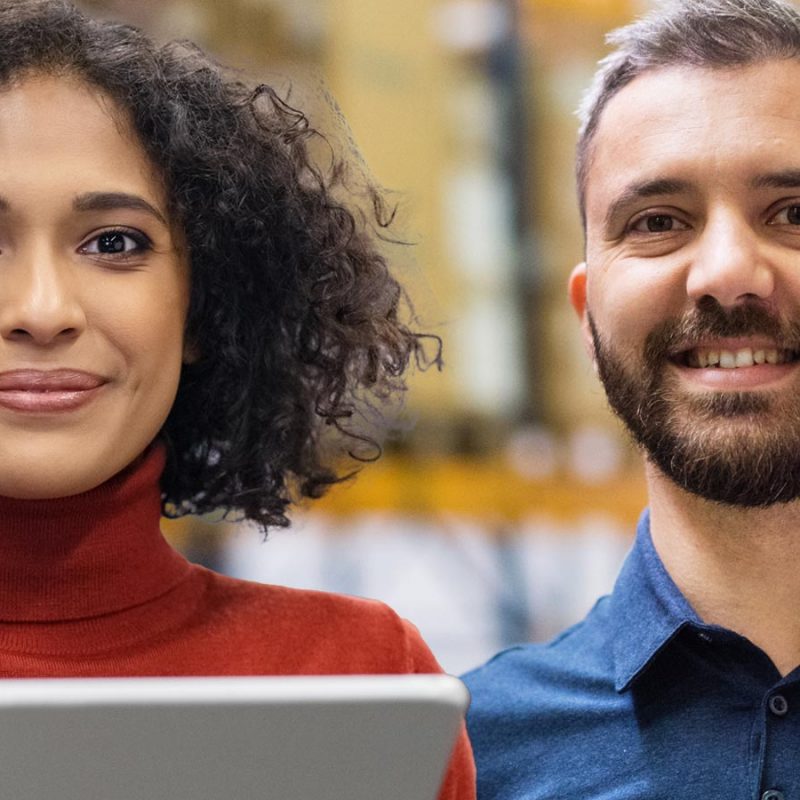 Gros plan d'une femme avec une tablette et un homme côte à côte