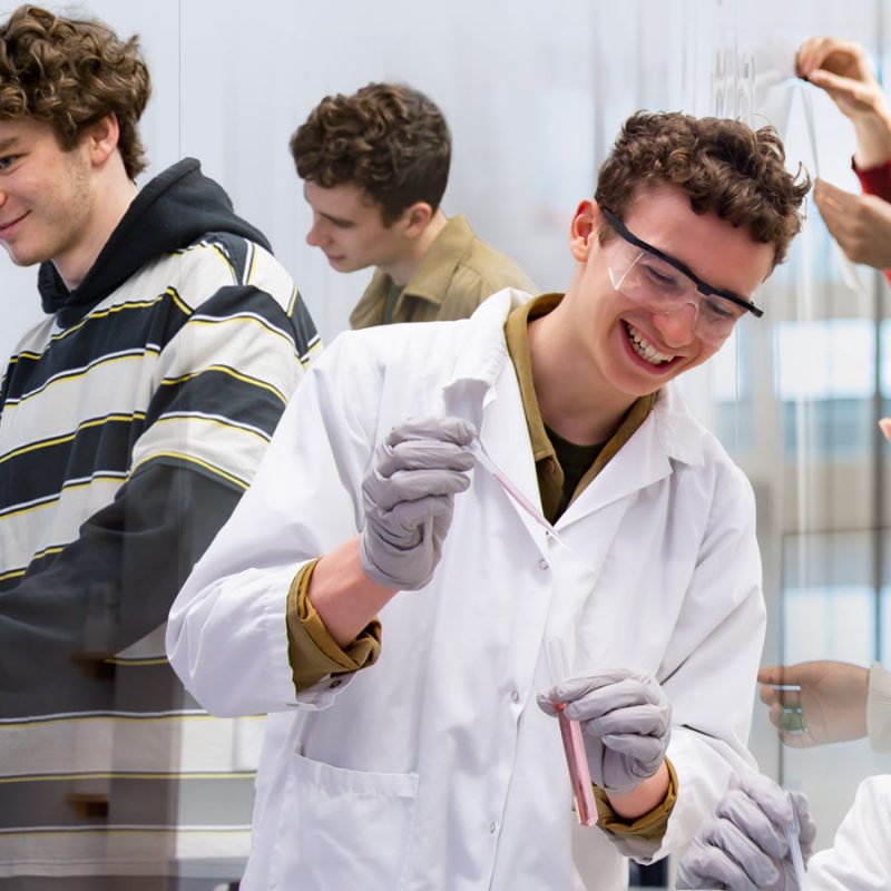 Étudiants, certains travaillent à un table, d'autres avec de l'équipement