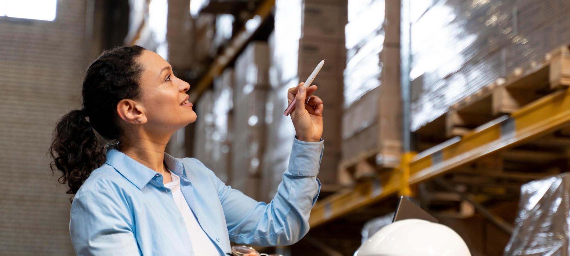 Une femme fait l'inventaire dans un entrepôt