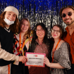 Cinq étudiants tenant le certificat du meilleur montage