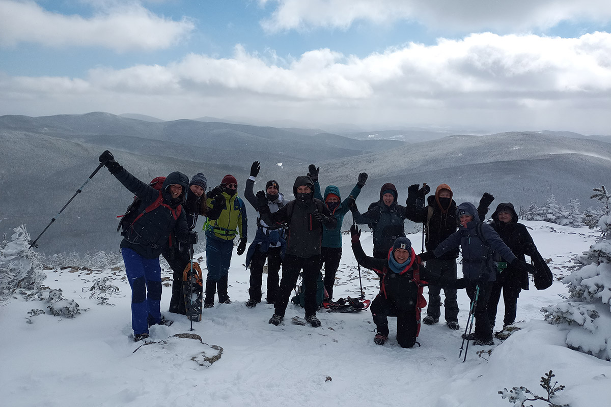 Le groupe de marcheurs en vêtements hivernaux au sommet du Mont Gosford