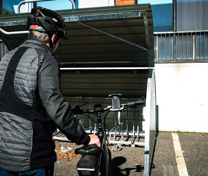 Station de réparation pour vélos avec un homme de dos