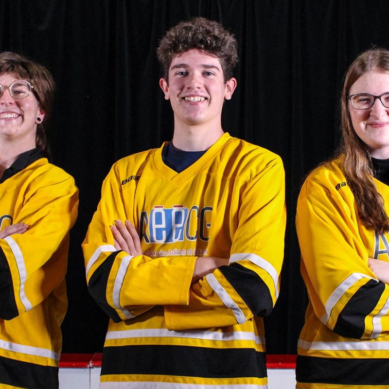 Photo de trois membres de la ligue d'improvisation du Cégep de Granby