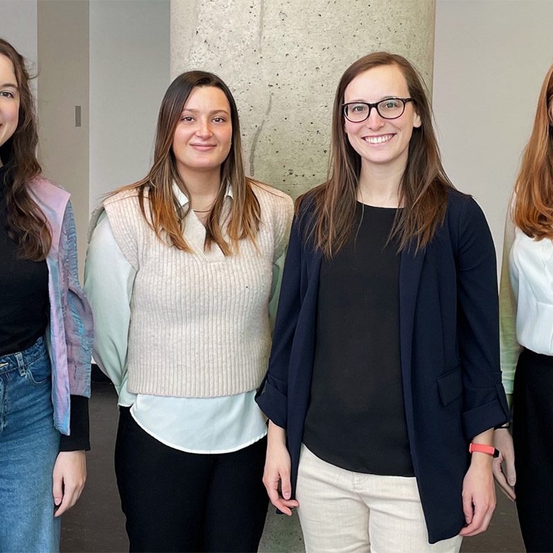 Maude Tremblay, Roxanne Savignac, Marie-Pier Boutin et Valérie Belleau debout dans un local