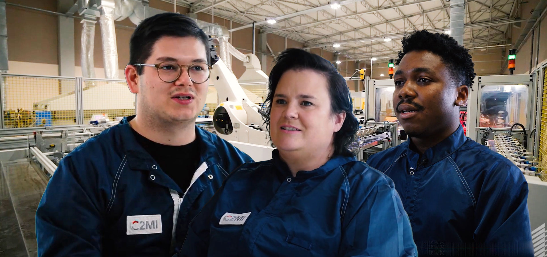 Trois techniciens portant un uniforme de travail bleu foncé