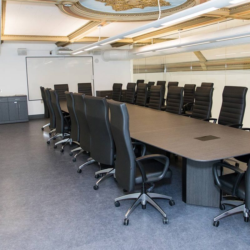 Photo de la table et chaise de la salle de conférence dans le bâtiment E du Cégep