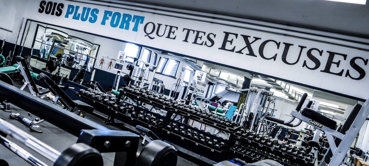 Slogan « Sois plus fort que tes excuses » affiché dans une salle de conditionnement physique