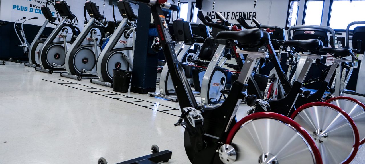 Photo de vélos stationnaires dans la salle de conditionnement physique du Cégep de Granby