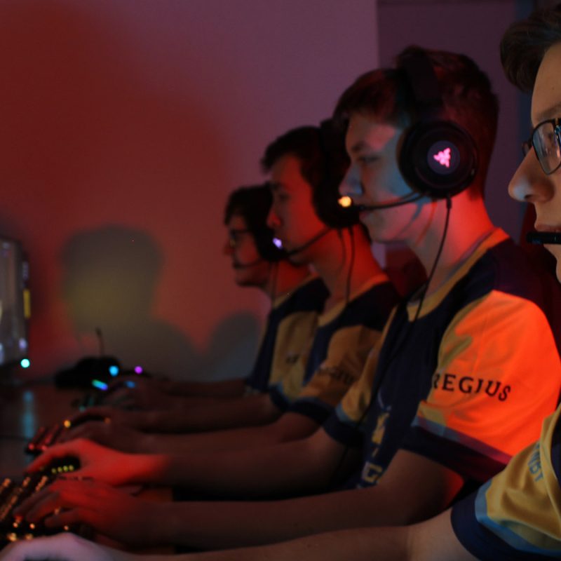 Quatre joueurs de e-sport en action dans un local informatique