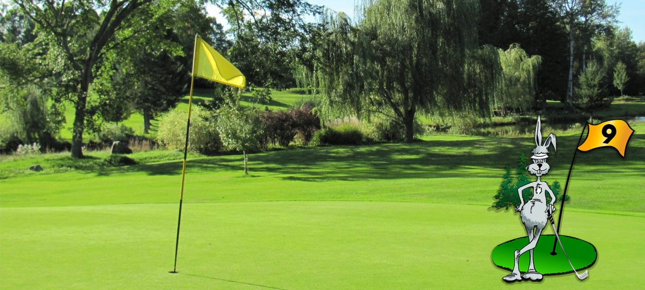 Terrain de golf du Club Les Cèdres avec illustration de lapin au 9ième trou.