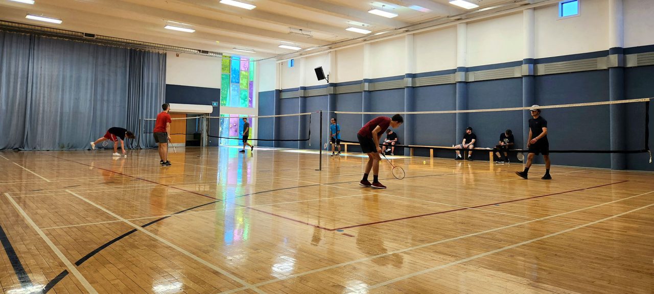 Des étudiants jouent au badminton dans le petit gymnase du Cégep