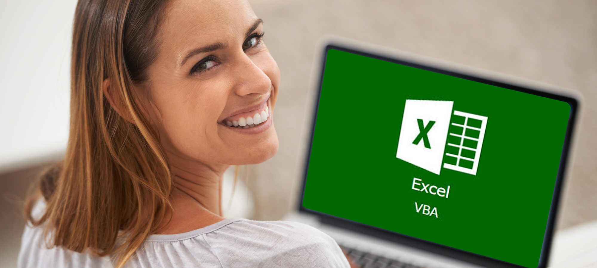 Gros plan sur une jeune femme devant un portable où s'affiche le logo d'Excel