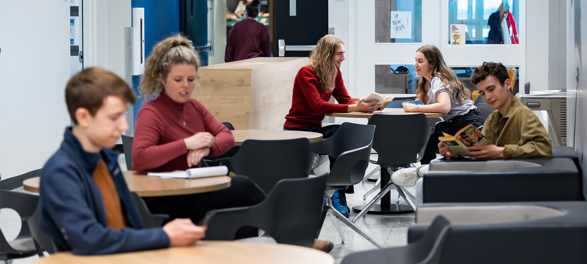 Cinq étudiants assis dans une ère de repos