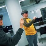 Trois personnes utilisent des casques de réalité virtuelle dans une classe