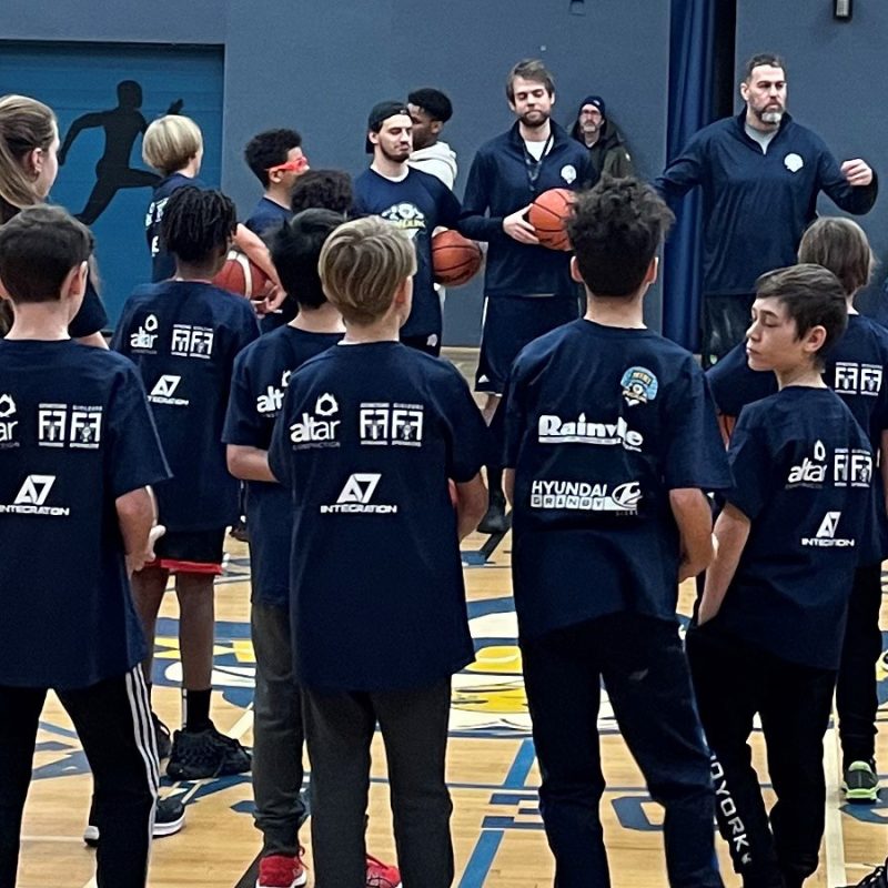 Groupe de jeunes dans un gymnase pour un cours de basketball