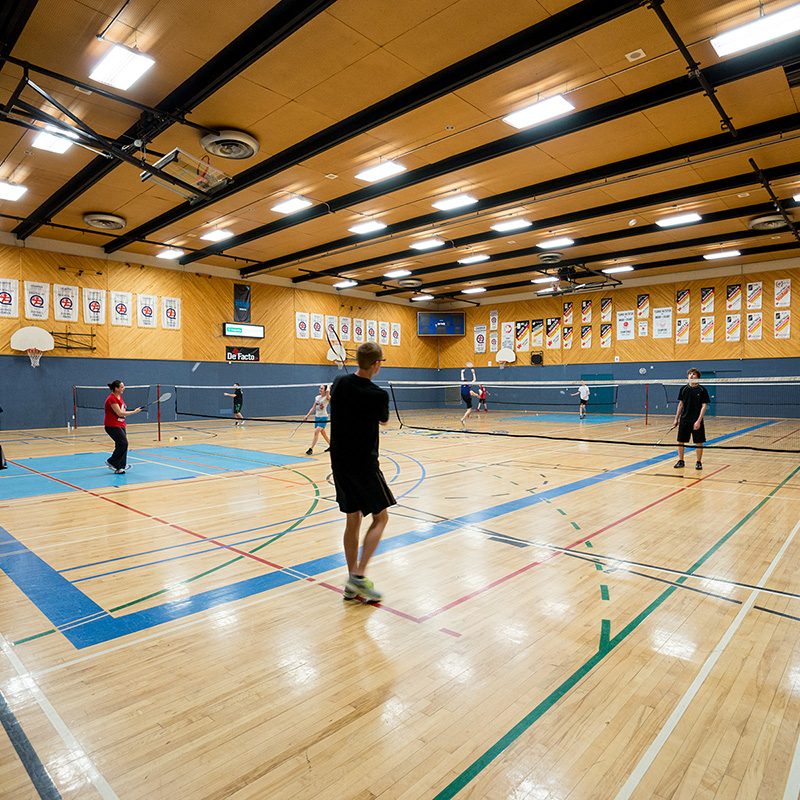 Joueurs de badminton dans un gymnase